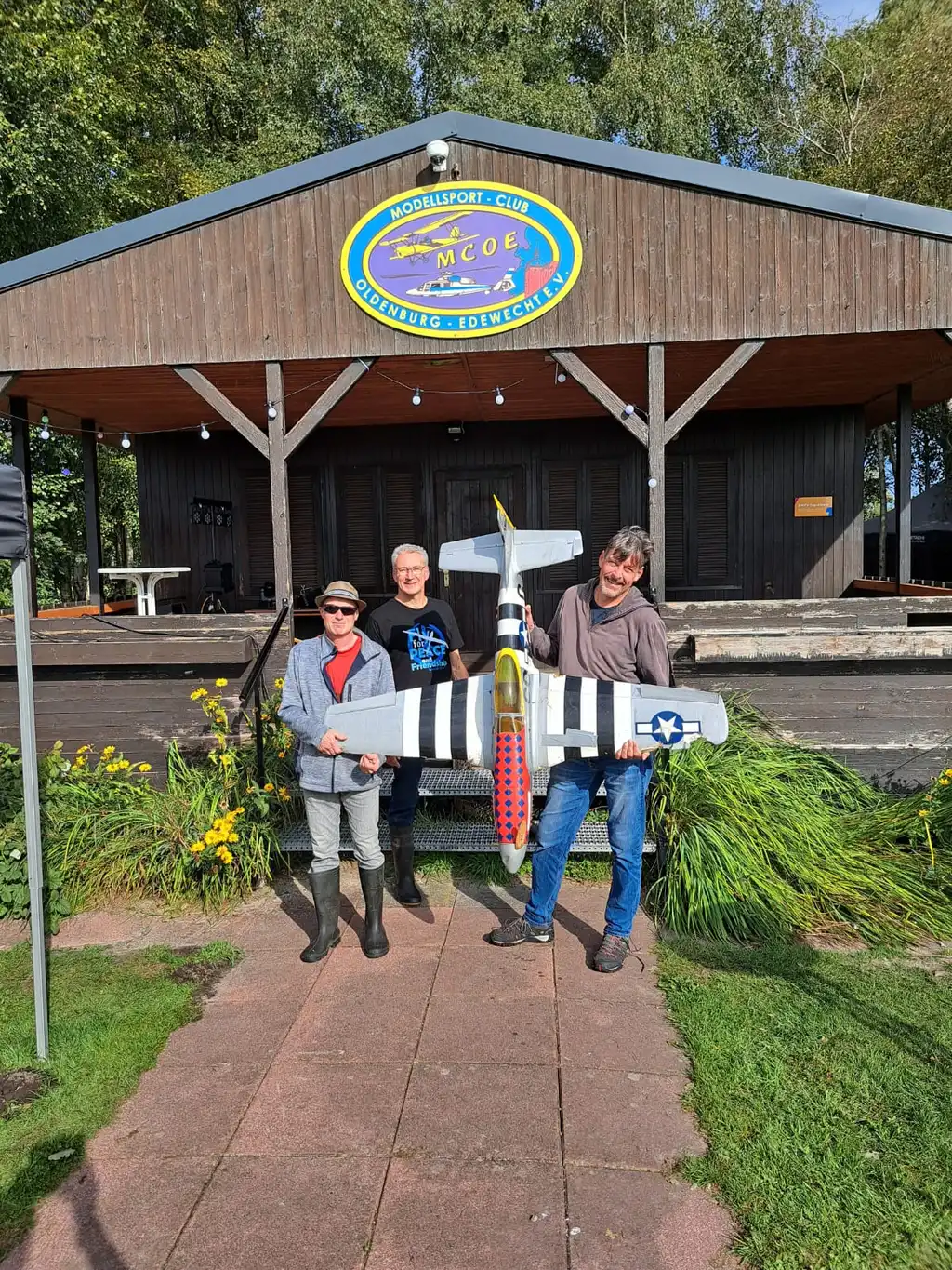 Das Bergungsteam präsentiert den spektakulären Fund.