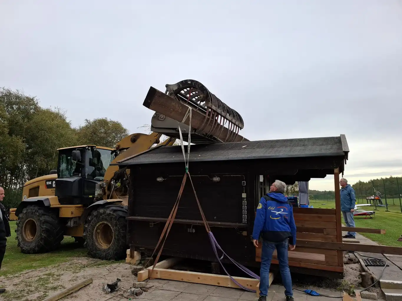 Mit vereinten Kräften und schweren Maschinen wird die Hütte verladen.