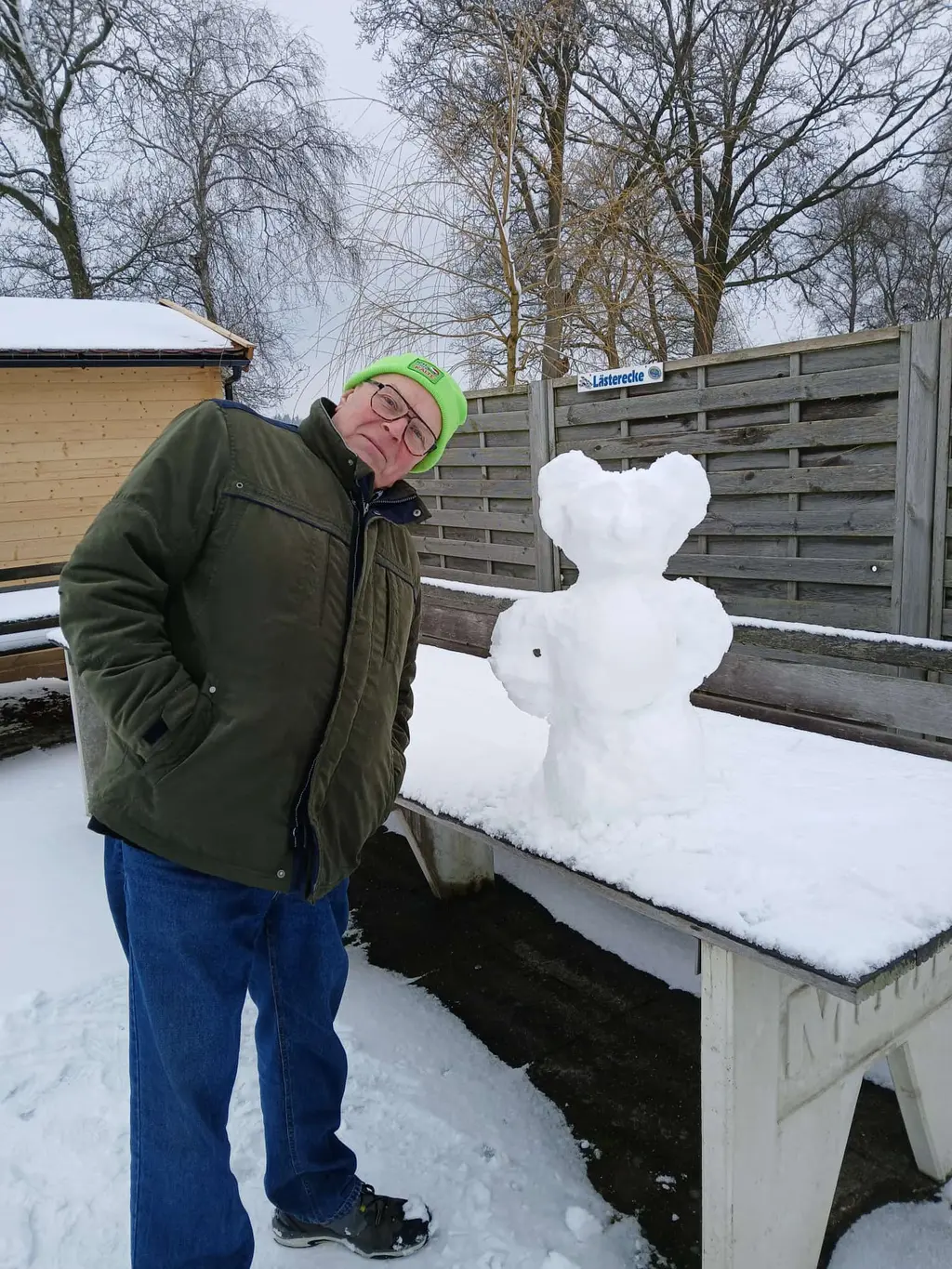 Reiner zeigt seinen "Schneemann" auf dem Flugplatz.