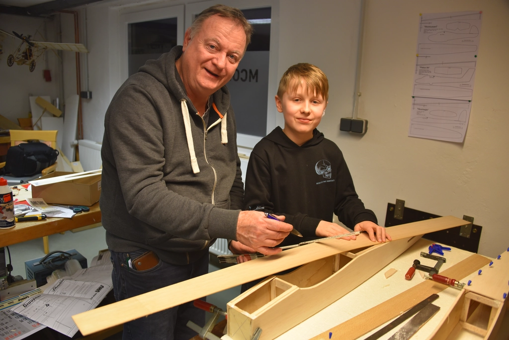 Leo arbeitet unter Horsts fachkundiger Anleitung am Jonny.