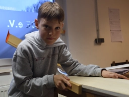 Jonny - Schleifarbeiten an der Tragfläche. Hier wird später die Nasenleise montiert.