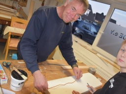 Jonny - das Kabel für das Querruderservo wird in die Tagflächenhäfte eingelegt