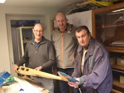 Jonny - Besuch im Hangar. Jochen und Siegbert lassen sich von Michael (l) die Arbeiten der Jugendgruppe präsentieren.