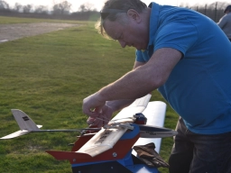 Lilienthal - Der Segler wird mit Gummiringen am Lifter fixiert