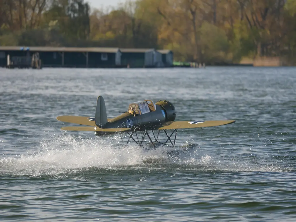 Die Arado 196a beim Start auf dem Plauer See.